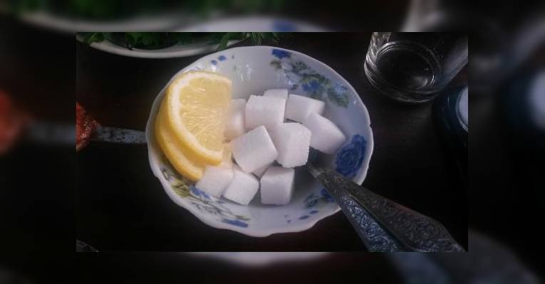 сахара к чаю тут никогда не жалеют ))