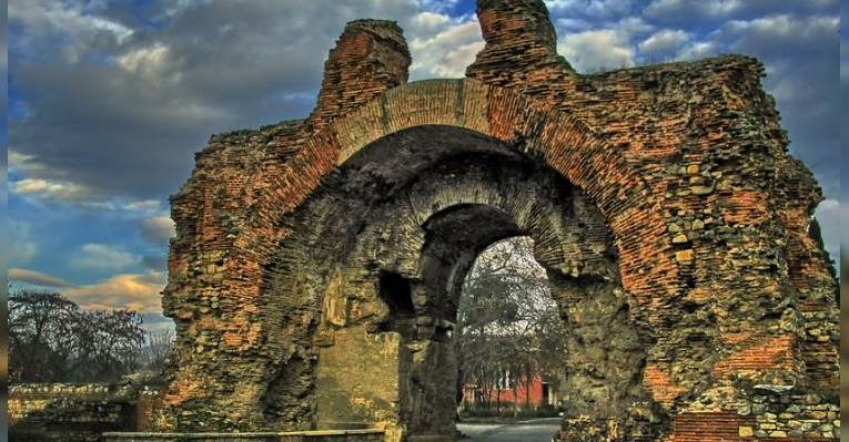 Южные крепостные ворота в Хисаре. Болгария