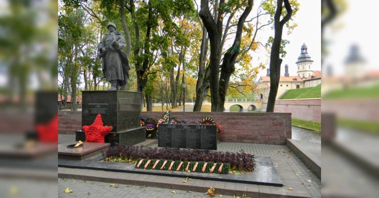 Памятник советским солдатам в парке Несвижского замка