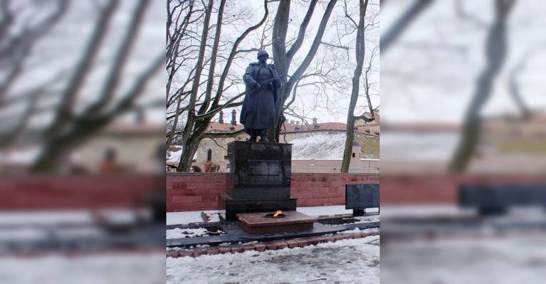 Памятник советским солдатам в парке Несвижского замка