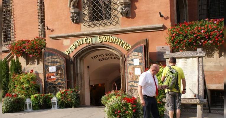 Вход в ресторан Piwnica Swidnicka