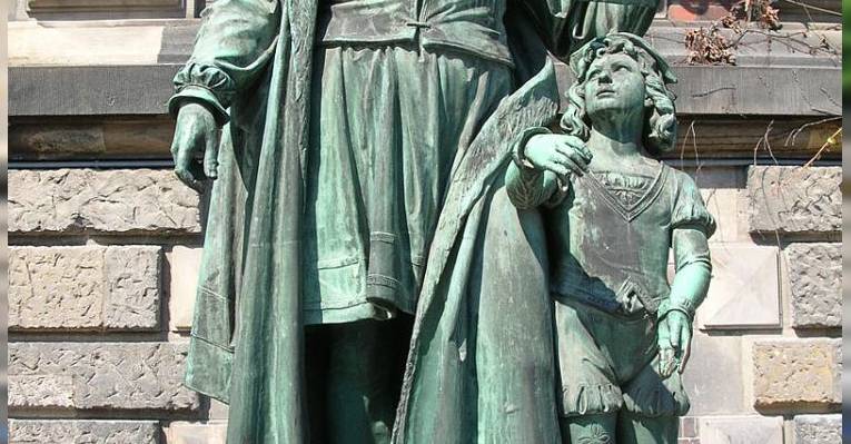 Памятник Альбрехту Дюреру перед входом в НАциональный музей во Вроцлаве