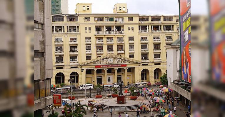 Площадь Plaza Lacson