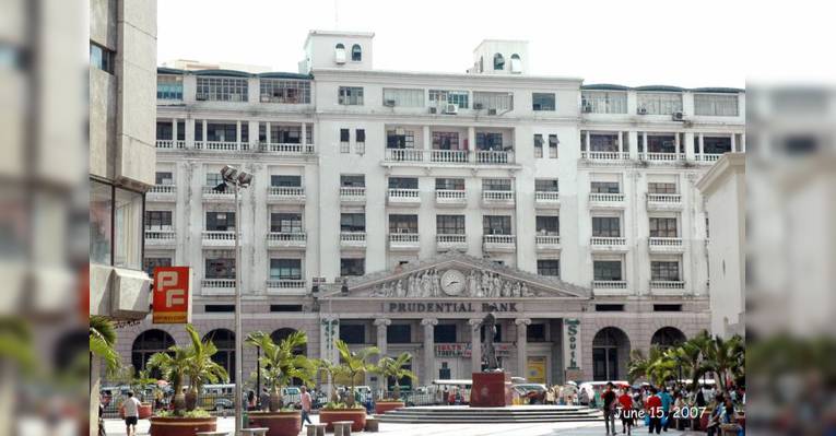 Площадь Plaza Lacson