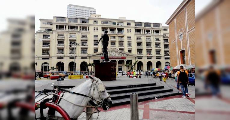 Площадь Plaza Lacson