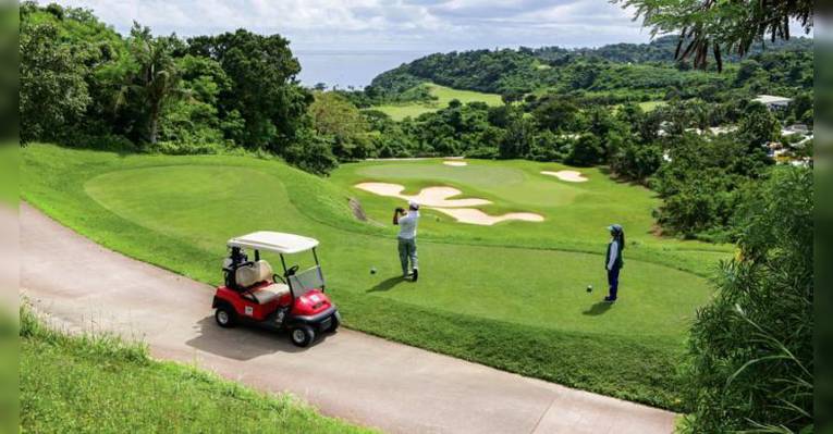 Школа гольфа  Fairways and Bluewater Golf Course