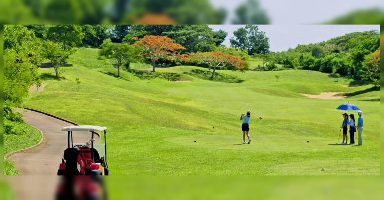 Школа гольфа  Fairways and Bluewater Golf Course