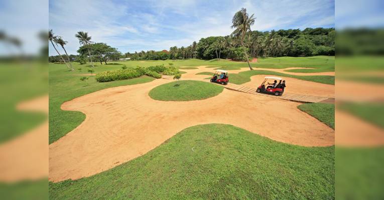 Школа гольфа  Fairways and Bluewater Golf Course