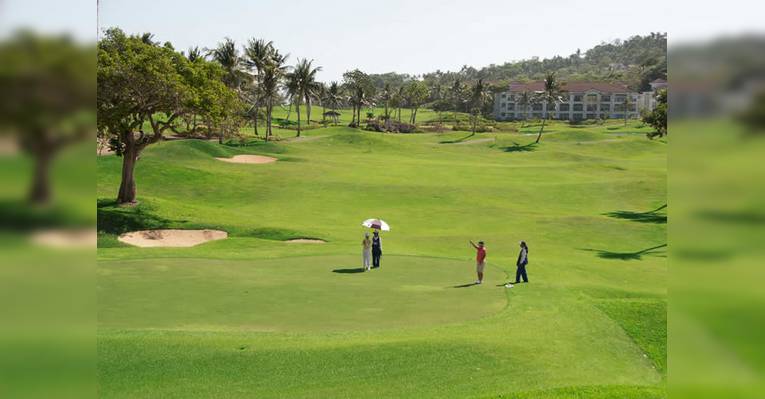 Школа гольфа  Fairways and Bluewater Golf Course