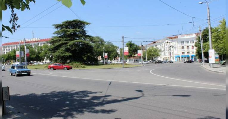 Площадь Ушакова