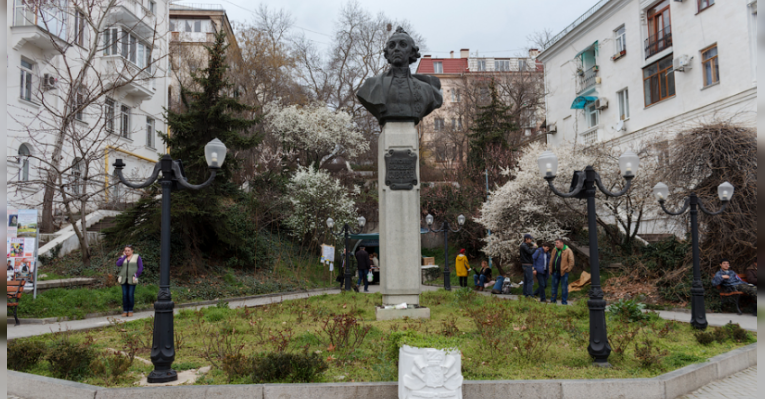 Площадь Суворова