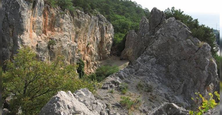 Никитская расщелина