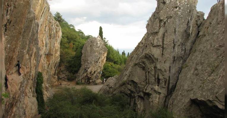 Никитская расщелина