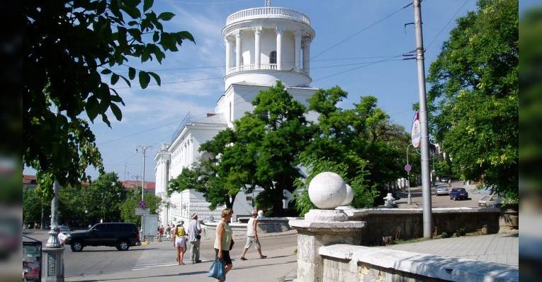Площадь Лазарева