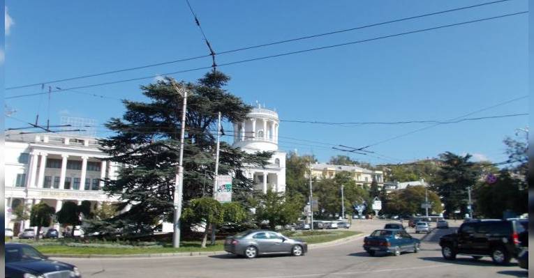 Площадь Лазарева
