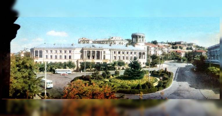 Площадь Лазарева