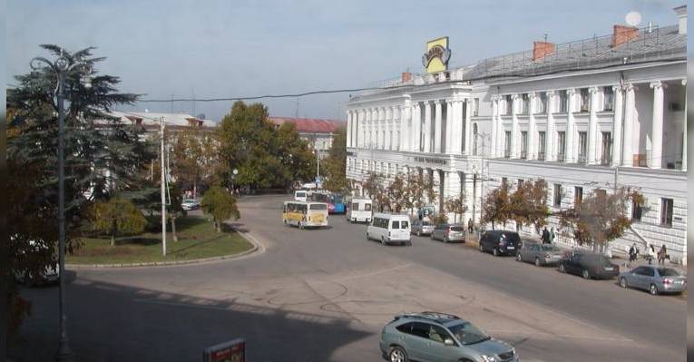 Площадь Лазарева