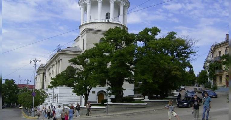 Площадь Лазарева