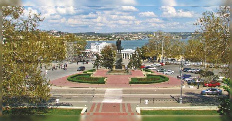 Площадь Лазарева