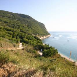 Spiaggia dei Sassi Neri