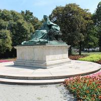 Statue of Queen Elizabeth