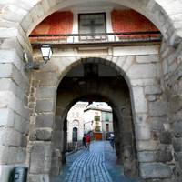 Puerta de Valmardón.