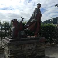 Omiyanomatsu / Statue of Kanichi and Omiya