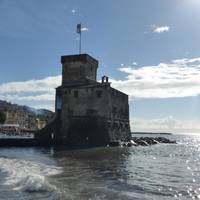 Incendio del Castello con la Processione Religiosa dei Crocifissi