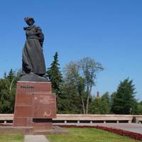 Памятник Орлёнку