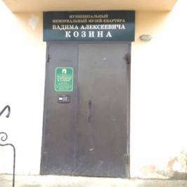 Скульптурная композиция певца и композитора В. А. Козина
