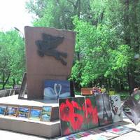 Памятник Орлёнку