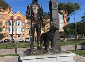 Памятник пограничнику с собакой