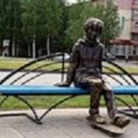 Скульптура Девочка со скейтом