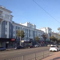 Здание с красным знаменем, установленным в 1943 году
