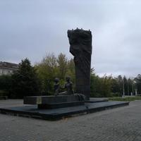 Памятник металлургам Преемственность поколений