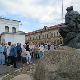 Памятник Бурлаку