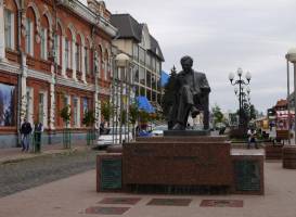 Памятник Сергею Бондарчуку
