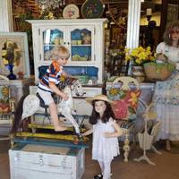 Memoree's Antiques & Vintage Treasure