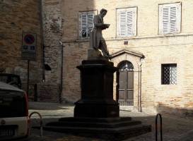 Statua di Giacomo Leopardi