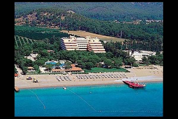 Вид на отель и пляж