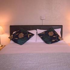 Pinegrove Hotel 