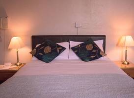 Pinegrove Hotel 