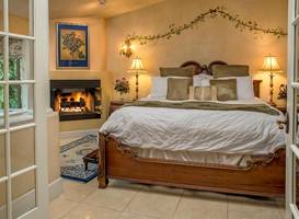 Candlelight Inn Bed and Breakfast 