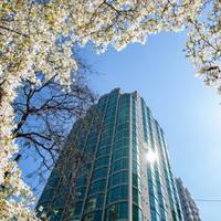 Rosedale on Robson Suite Hotel 