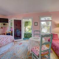 Secret Garden Inn & Cottages 
