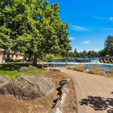 Bend Riverside Inn & Suites 