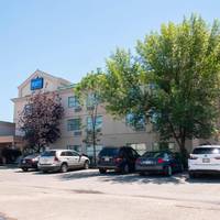 Pacific Host Inn & Suites 