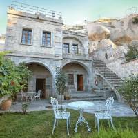 Traveller's Cave Hotel 