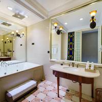 The White House Hotel Guilin 