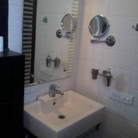 Hotel Crystal Inn 